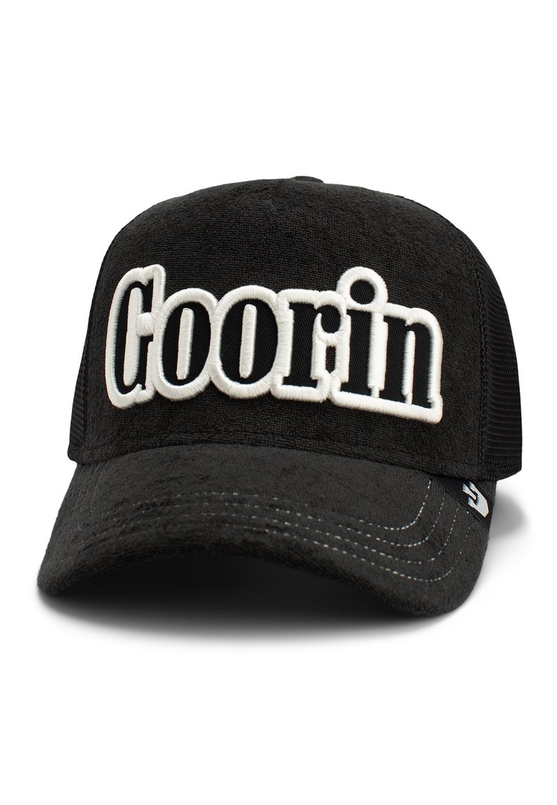 Schwarze Baseballmütze aus strukturiertem Stoff mit gebogenem Schirm. Trägt vorne die weiße Stickerei "Goorin". Mit Netzrücken-Details.