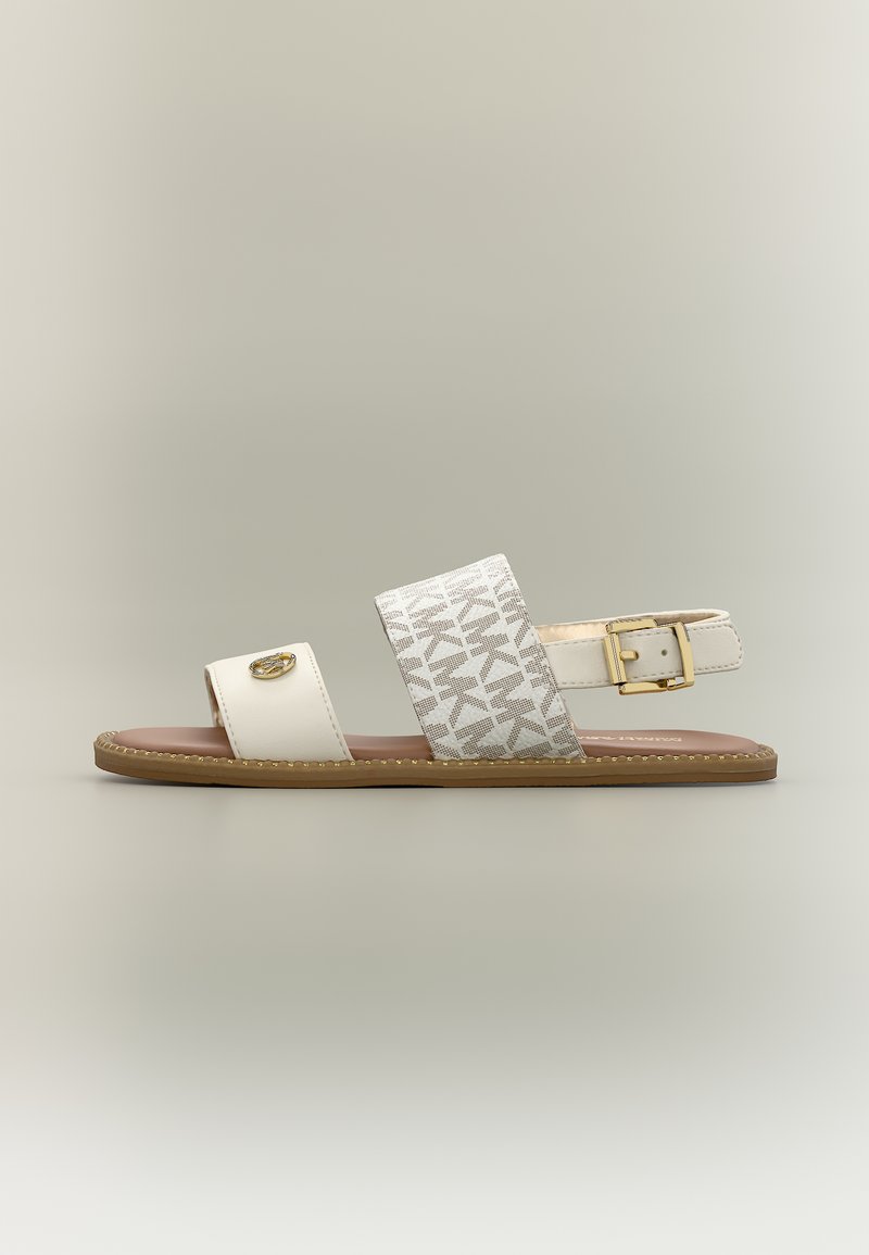 Λευκό φλατ σανδάλι με δύο λουριά, το ένα απλό με χρυσό έμβλημα, το άλλο με σχέδιο και αρχικά της μάρκας, και λουρίκα με χρυσή αγκράφα στον αστράγαλο.