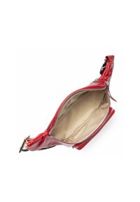 Rode leren tas met een ritssluiting, die een beige interieur heeft. Heeft een gladde textuur en metalen hardware accenten.