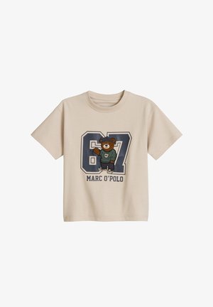 Beige T-shirt met korte mouwen, groot nummer 87, een beer in een groene trui en sneakers, en de tekst "Marc O'Polo" aan de voorkant.