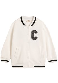 Hvid varsity-jakke lavet af blødt stof. Har et sort glitrende "C" patch, ribbet krave, manchetter og nederkant med sorte striber. To sidelommer.
