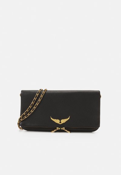 Clutch de cuero negro con un logo dorado con alas, correa de cadena y cierre de cremallera. Superficie texturizada y diseño rectangular simple.
