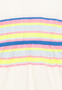 Trikotāžas kleita ar baltu pamatu, horizonta lēnās rozā, dzeltenās un gaiši zilās svītrās, ar zilu joslu jostas daļā.