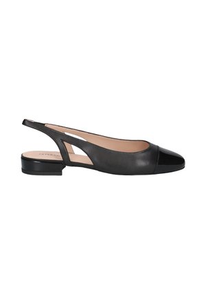 Chaussure slingback en cuir noir à talon bas, bout arrondi, embout en vernis brillant et design découpé sur les côtés. Texture lisse.