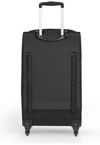 Černý kufr na kolečkách s texturovaným povrchem, teleskopickou rukojetí a dvěma hladce se pohybujícími kolečky. Vyznačuje se minimálním hardwarem a elegantním designem.