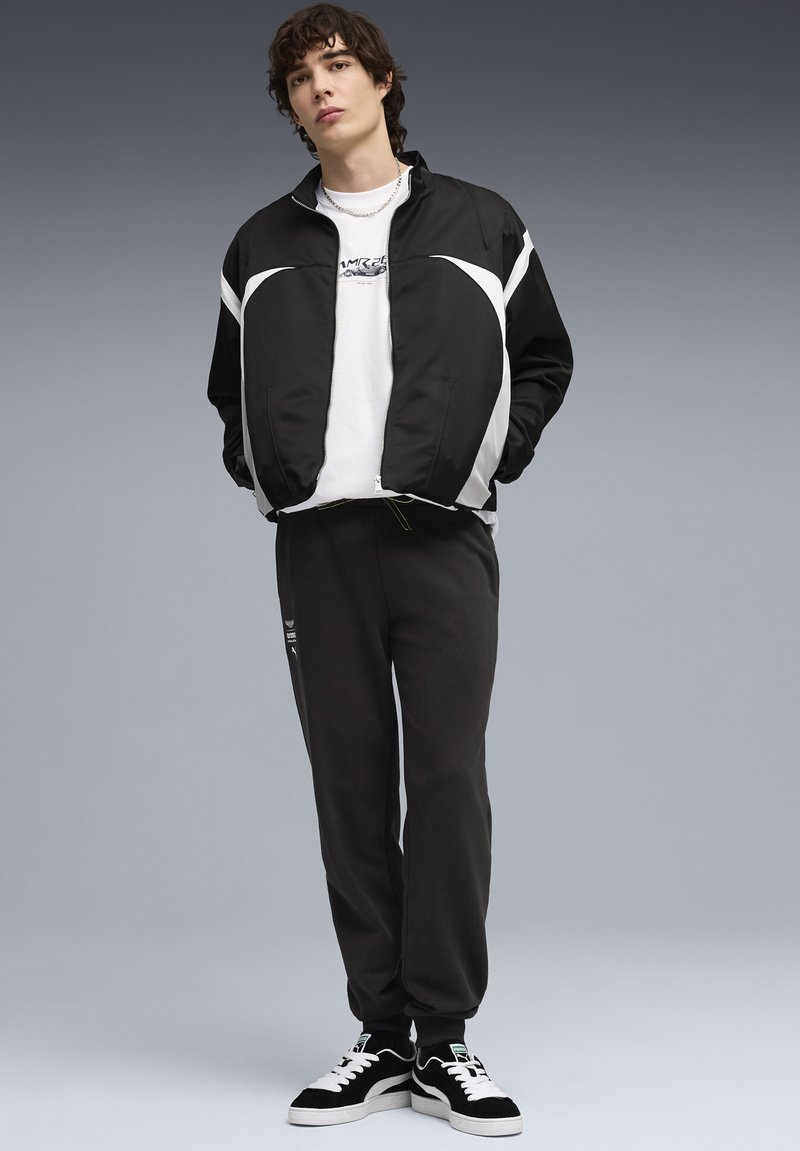 Puma ASTON ARAMCO TEAM ESSENTIALS JOGGING - Teplákové kalhoty - black
