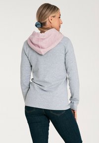 Jasnoszara bluza z kapturem o fakturze różowego koloru, z długimi rękawami i luźnym krojem. Charakteryzuje się prostym stylem i miękkim materiałem.