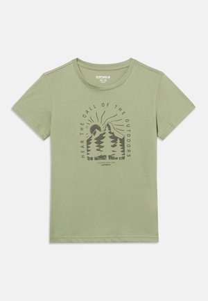 Lichtgroen T-shirt met korte mouwen met een zwarte afbeelding van bomen, zon en tekst "Hear the call of the outdoors" aan de voorkant.