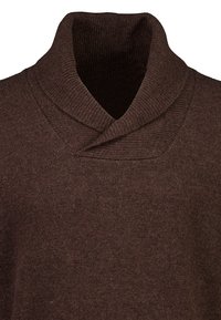 Ciemnobrązowy dziergany sweter z grubym, składanym, prążkowanym kołnierzem szalowym.