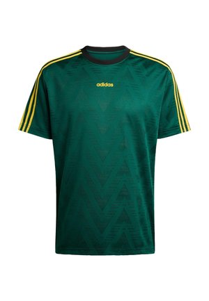 Zelené polyesterové tričko s texturovaným vzorem ve tvaru kosočtverce, černým kulatým výstřihem a žlutým logem adidas a třemi pruhy na rukávech.
