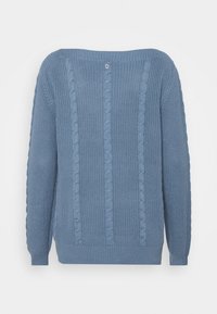 Modrý pletený svetr s žebrovanou texturou, s copánkovým vzorem vpředu i vzadu a malým kruhovým detailem u výstřihu.