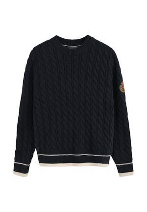 Navyblauwe kabelgebreide trui met een ronde hals, contrasterende crèmekleurige en navy ribgebreide mouwen en zoom, voorzien van een patch op de linker mouw.