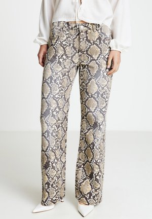Schlangenprint-Hose in Braun- und Beigetönen mit tailliertem Bund, geradem Bein und dezentem Glanz. Verziert mit Taschen.