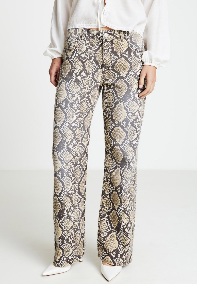 Schlangenprint-Hose in Braun- und Beigetönen mit tailliertem Bund, geradem Bein und dezentem Glanz. Verziert mit Taschen.