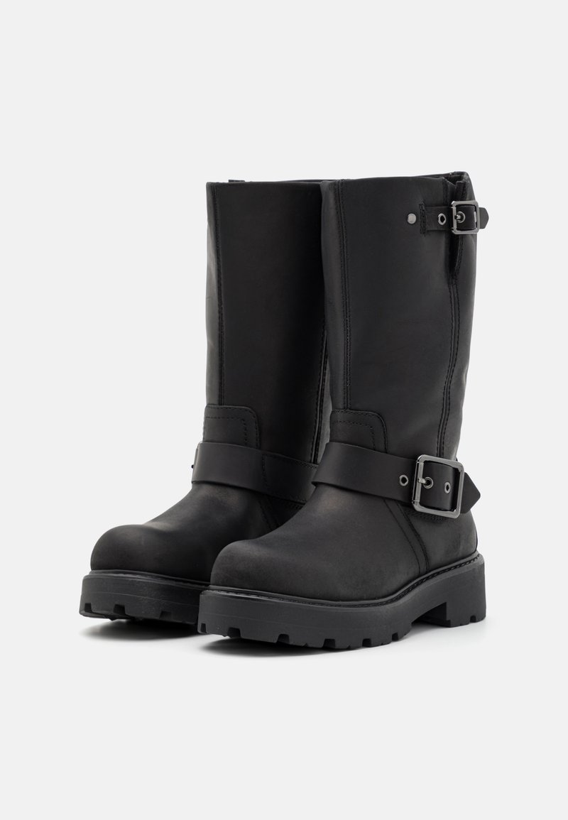 Schwarze Lederkniehohe Stiefel mit flacher Sohle, Schnallelementen und einer strukturierten Oberfläche. Robuste Form mit einer griffigen Außensohle.