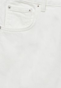 Bílá denimová látka s malou přední kapsou, stříbrnými knoflíkovými detaily a viditelnou strukturou stehu. Čistý, jednoduchý design bez vzorů.