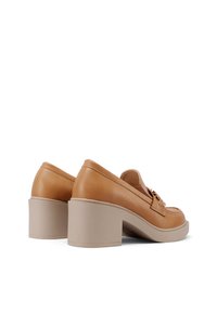 Mocassini platform in pelle marrone con punta arrotondata, accentuati da dettagli in oro e un tacco beige massiccio. Texture liscia su tutta la superficie.
