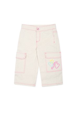 Shorts in denim bianco con cuciture rosa, due tasche laterali cargo e una grafica di cuore giocosa. Presentano una chiusura a bottone e una vita.
