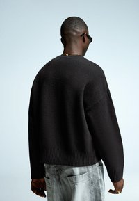 Bershka Strickpullover - black