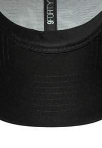 Schwarzere Kappe mit einem gebogenen Schirm, aus strukturiertem Stoff gefertigt. Das Innere hat eine leichte Netzfutter und verfügt über das "9FORTY"-Label in der Mitte.