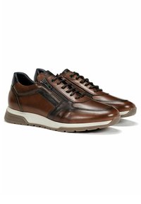 Baskets en cuir marron avec une texture lisse, présentant un design à lacets, un détail de fermeture éclair et une semelle en caoutchouc contrastante pour une meilleure adhérence.