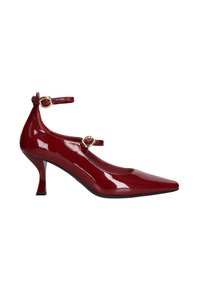 Scarpe con tacco alto in pelle sintetica rossa con punta affusolata, cinturino alla caviglia e dettagli in metallo dorato. Presentano un design unico del tacco a forma flared.