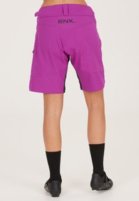 Fuchsienfarbene Shorts mit schwarzen Akzenten, ausgestattet mit einem angegurteten Bund, seitlichen Taschen und dem "ENX"-Logo auf der Rückseite. Hergestellt aus einem leichten Material.