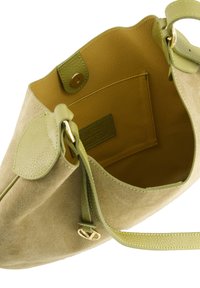 Grüne Wildlederhandtasche mit glatten Lederakzenten, goldenen Beschlägen und gefüttertem Innenraum. Verfügt über einen magnetischen Druckverschluss und einen Schultergurt.