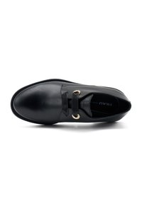Scarpa in pelle nera con punta arrotondata, design con lacci, dettagli in suede e accessori in oro. Texture liscia e stile minimalista.