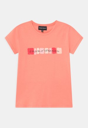 Koralfarvet t-shirt med korte ærmer og rund halsudskæring, med Emporio Armani-logo tekst over lyserøde og røde rektangulære penselstrøg mønstre.