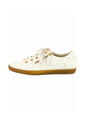 Baskets en cuir blanc avec semelle en caoutchouc beige, lacets plats, détail de fermeture éclair sur le côté et œillets dorés. Texture lisse avec un minimum de couture.