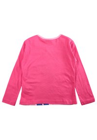 Chemise à manches longues en coton rose vif, dotée d'un col arrondi et d'une couleur unie, avec une couche intérieure contrastante visible à l'ourlet.