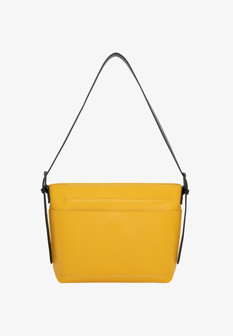 Gul læder skuldertaske med en glat tekstur, flad design og en sort justerbar rem. Har et subtilt logo og minimal syning.