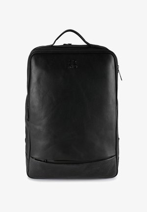 Zwarte rechthoekige leren rugzak met bovenhandvat, gegraveerd "H2 ND" logo en een getextureerd onderste gedeelte met gespen zak.