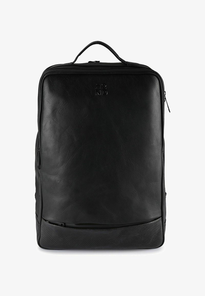 Zaino rettangolare in pelle nera con manico superiore, logo embossato "H2 ND" e sezione inferiore texturizzata con tasca con cerniera.