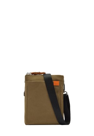 Prostokątna, oliwkowozielona torebka na ramię z czarnym regulowanym paskiem na ramię, przednią kieszenią, pomarańczową naszywką z logo oraz zamknięciem na zamek błyskawiczny z sznurkiem do ściągania.