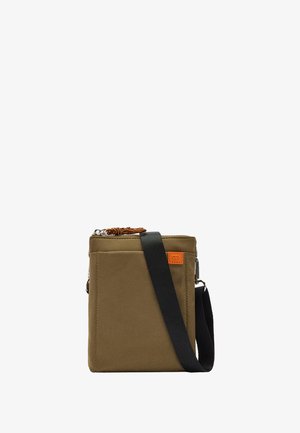 Prostokątna, oliwkowozielona torebka na ramię z czarnym regulowanym paskiem na ramię, przednią kieszenią, pomarańczową naszywką z logo oraz zamknięciem na zamek błyskawiczny z sznurkiem do ściągania.