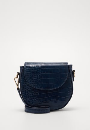 Mørkeblå lille crossbody taske med krokodille tekstur, rundet klap og guldfarvet metalspænde på hvid baggrund.