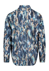Losse shirt in een multicolore abstracte patroon met blauwe, teal, oranje en crème tinten. Met kraag en lange mouwen.