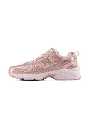 Lichtroze sportieve sneaker met mesh en synthetisch bovenwerk, witte veters, gedempte zool en een merklogo aan de zijkant.