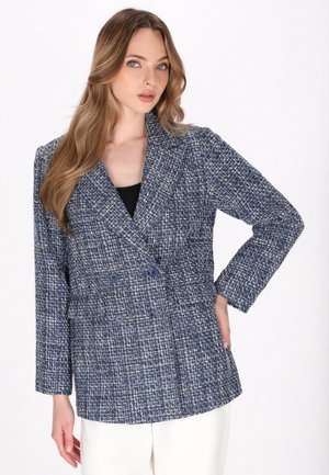 Dvojřadý blazer vyrobený z texturované modro-bílé tkaniny, který má dva knoflíky, široké klopy a strukturovaný střih.
