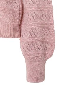 Helle rosa gestrickte Sweater mit Rautenmuster, gerippten Bündchen und einer weichen Textur. Verfügt über eine lockere Passform und einen leicht übergroßen Ärmel.