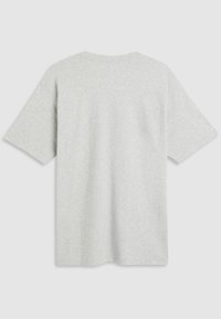 T-shirt de algodão cinza com um corte descontraído, mangas curtas e decote redondo. Textura suave, sem padrões ou gráficos visíveis.