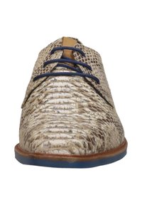 Veterschoenen gemaakt van textuurbeige materiaal met een slangenhuidpatroon en bruine accenten, met donkerblauwe veters en een bruine zool.