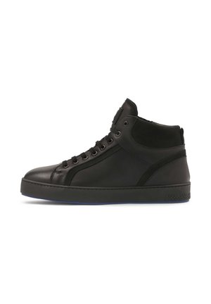 Sneaker alta in pelle nera con texture liscia, punta rotonda, chiusura con lacci frontale e suola in gomma nera solida con motivi geometrici.