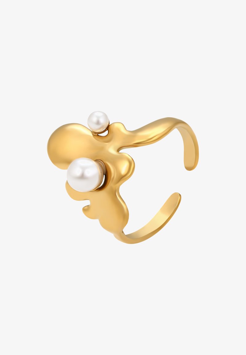 Guld armbånd med en organisk, bølget design, der integrerer to runde hvide perler i strukturen. Glat tekstur og moderne form.