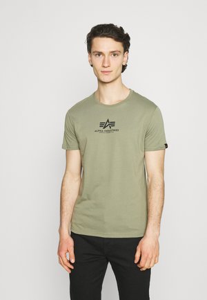 Olivengrünes Baumwoll-T-Shirt mit rundem Ausschnitt und kurzen Ärmeln, mit einem schwarzen Logo-Druck auf der Brust und einem kleinen Akzent am Ärmel.
