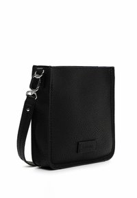 Borsa a tracolla nera in pelle con texture a granuli, forma rettangolare, tracolla regolabile e hardware minimalista in argento.
