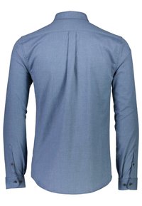 Camicia a maniche lunghe blu realizzata in un tessuto con una texture liscia, con colletto classico, polsini abbottonati e dettaglio di piega sul retro.