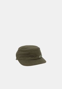 Gorra de algodón verde oliva con visera plana, dos costuras verticales en la parte frontal y una pequeña etiqueta cosida en el lateral. Tejido texturizado.